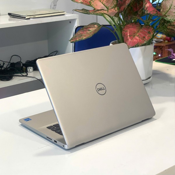 Ảnh Laptop từ các góc nhìn khác nhau